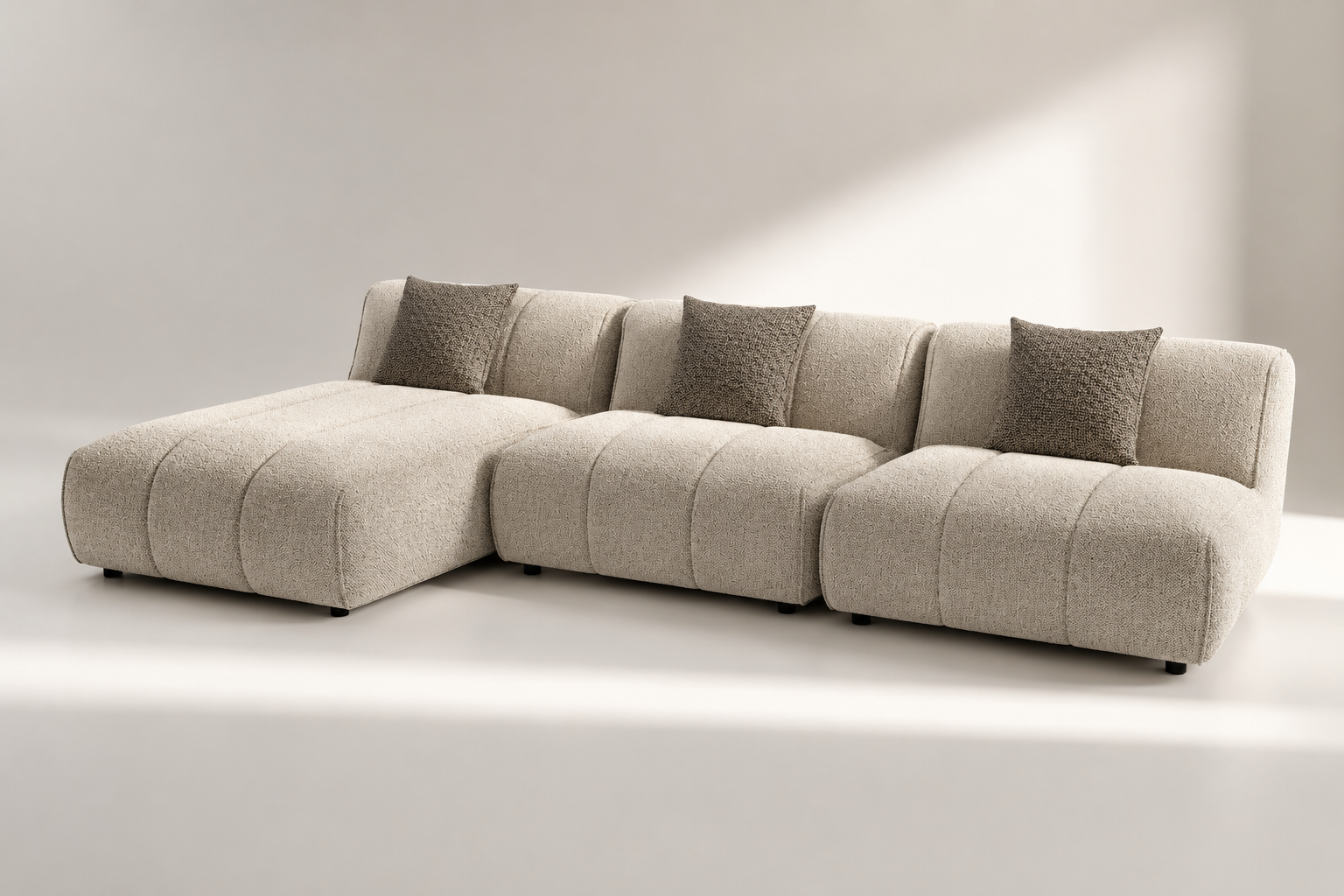 hero-render-sofa-boucle-premium-wizualizacja-3d `Fotorealistyczny hero render 3D beżowej sofy narożnej boucle z dekoracyjnymi poduszkami`