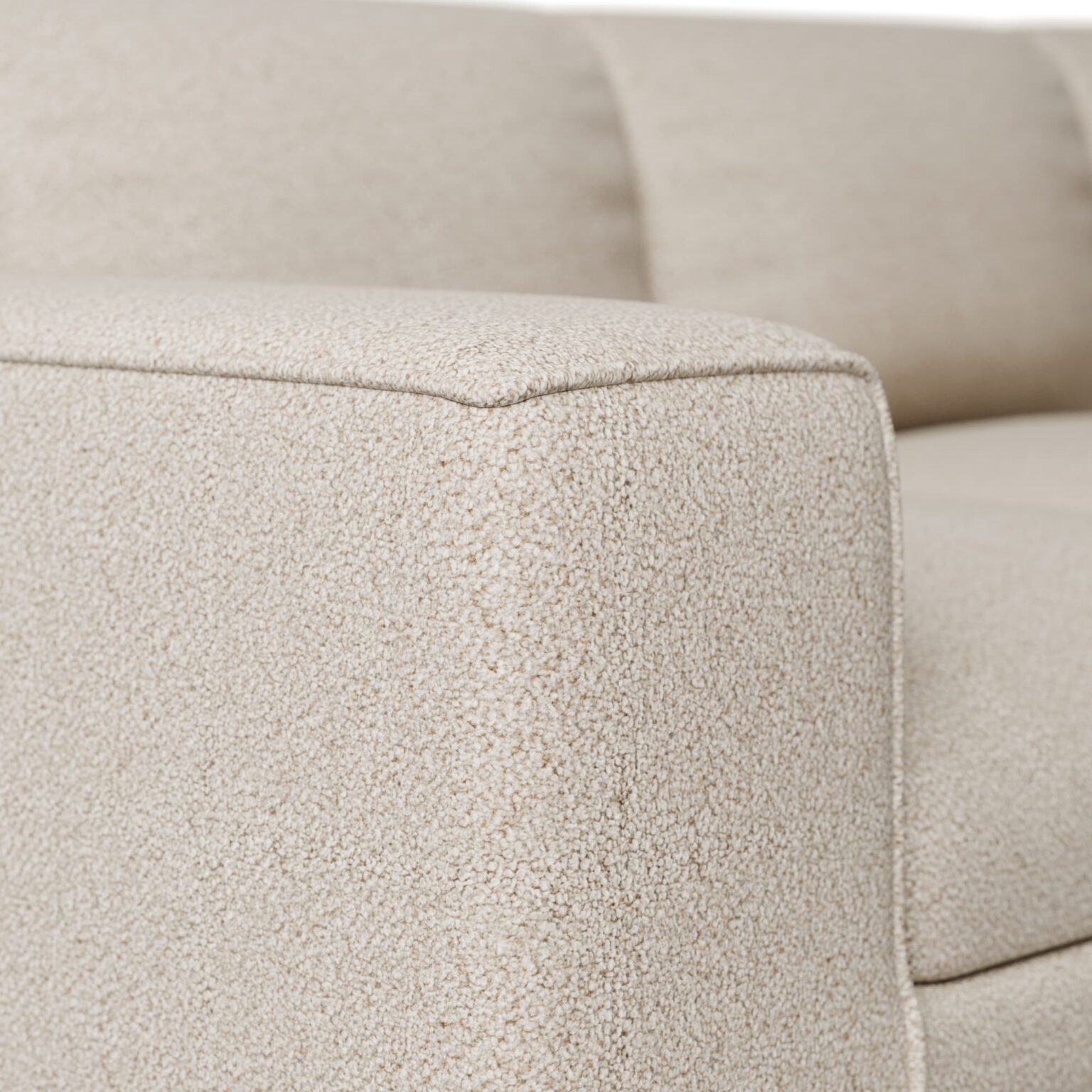 detal-tkaniny-boucle-sofa-3d-render Fotorealistyczny detal tkaniny bouclé na sofie – zbliżenie podłokietnika i przeszyć wykonane jako wizualizacja 3D mebla.
